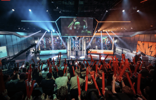 Karmine Corp Revela Estádio de eSports com 3.000 Lugares, Desencadeando Críticas à 'Arena de Assentos de Plástico' da Riot