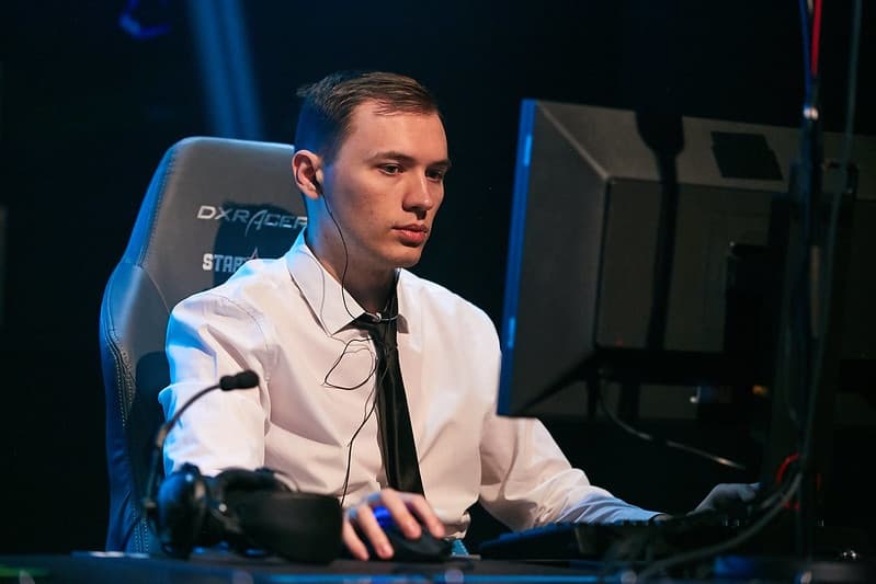 O Team Falcons trouxe um profissional pra cuidar da midlane.