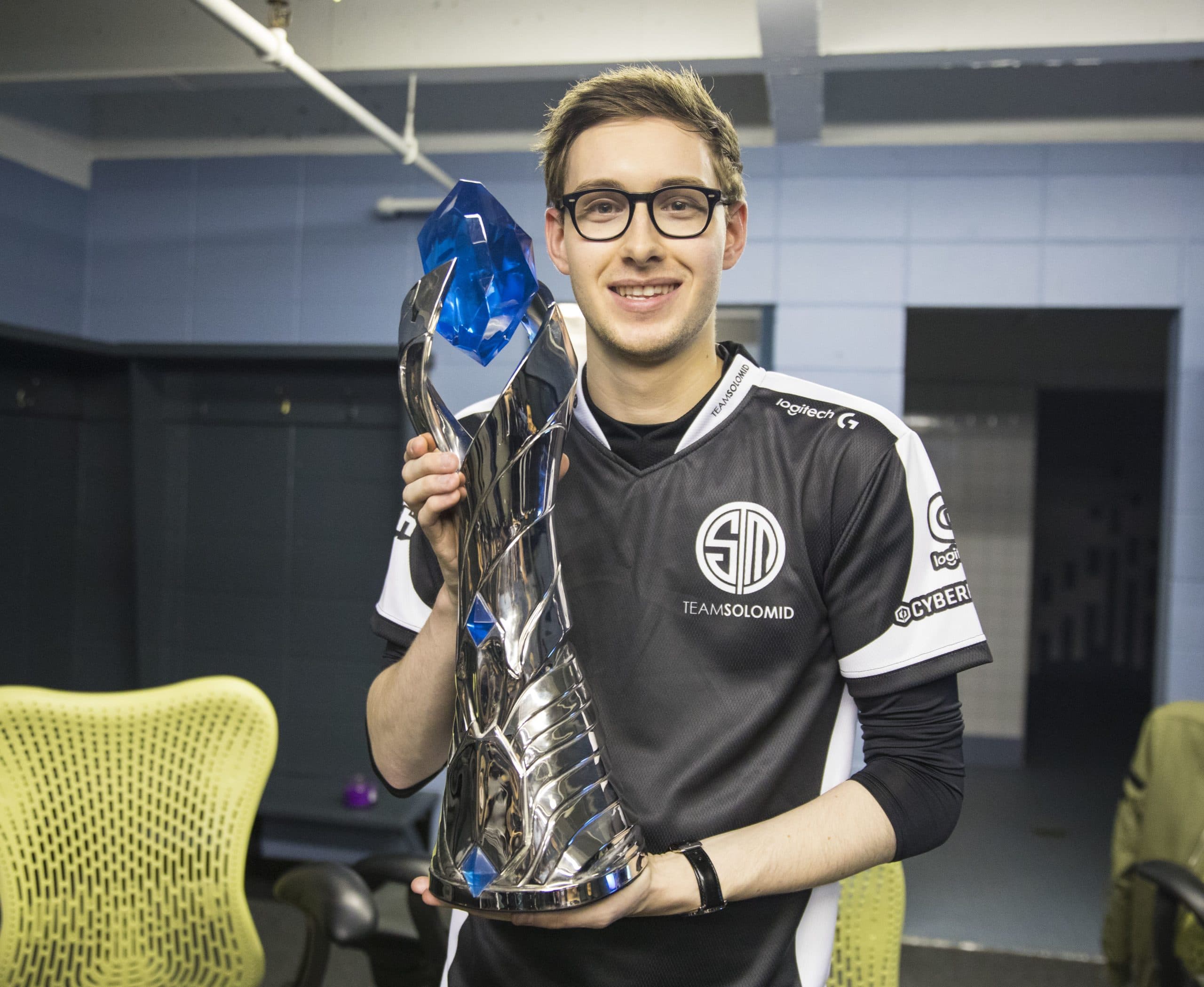 Bjergsen holds LCS trophy