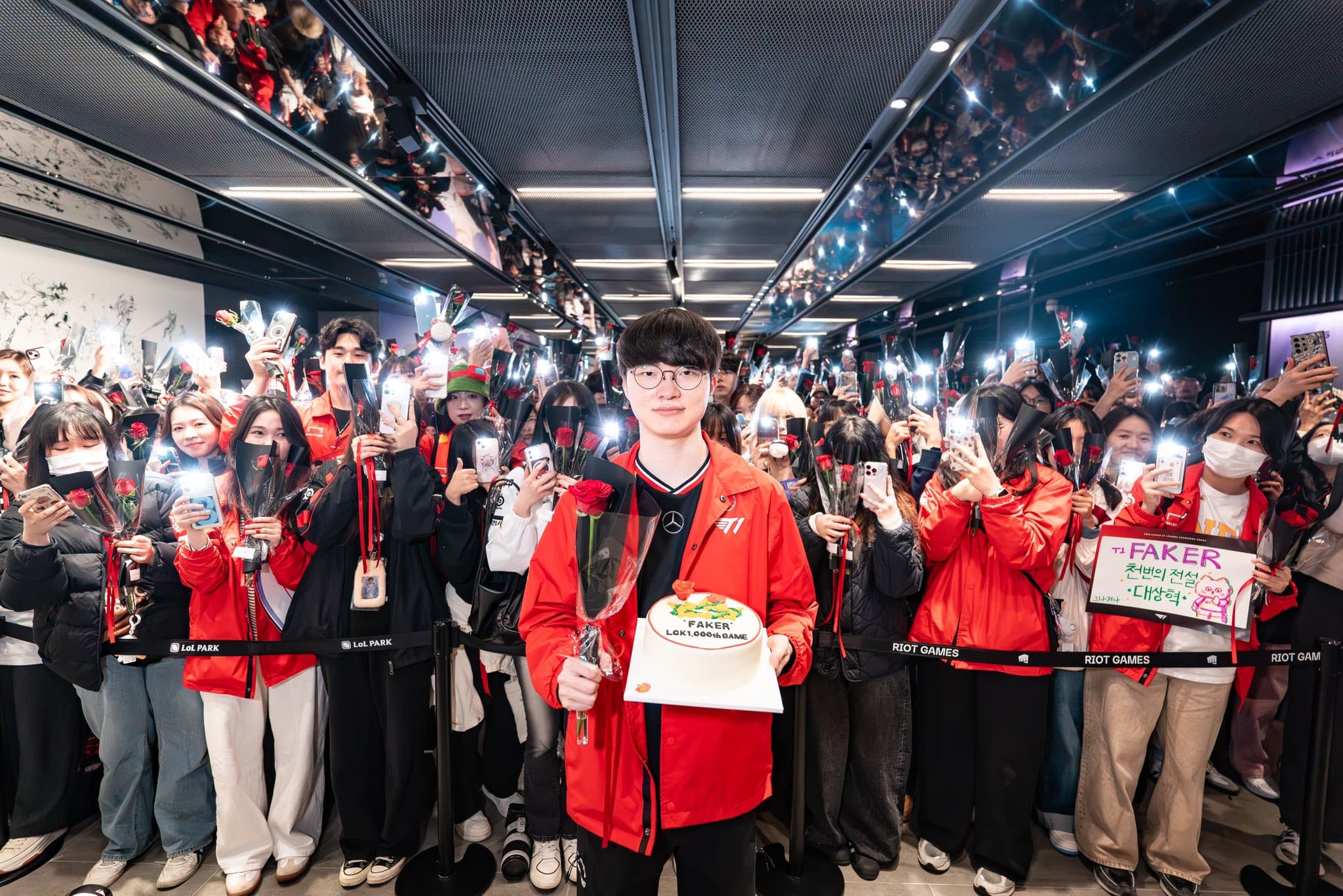 Faker celebrates 1000th LCK game