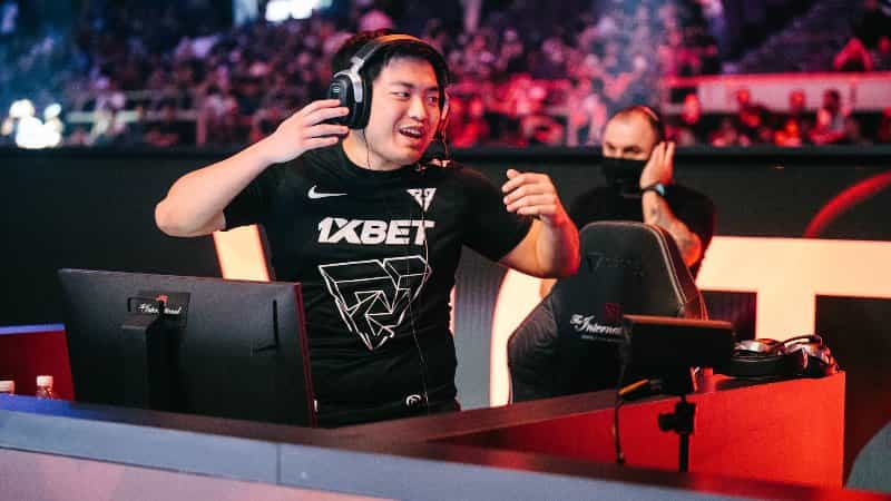 Sneyking on Azure Ray: "Nice to have a storyline of East vs West"